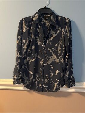 Banana Republic navy and Cream Floral Silk-Feel Button Down size XS petite